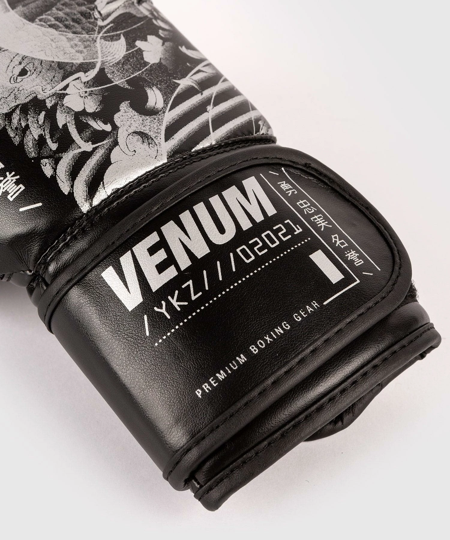 Venum YKZ21 Boxing Gloves - For Kids - Black/White 9 Venum YKZ21 Boxing Gloves - For Kids - Black/White - Image 7