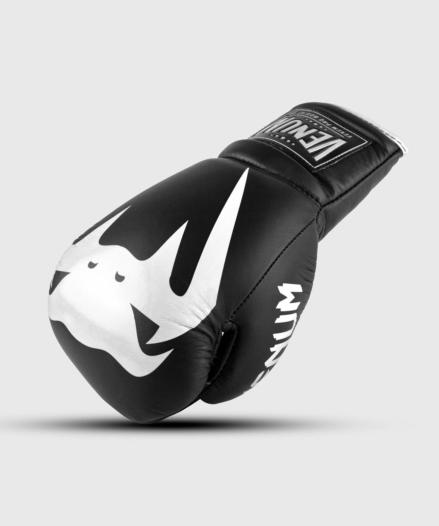Venum Giant 2.0 Pro Boxing Gloves - With Laces - Black/White 4 Venum Giant 2.0 Pro Boxing Gloves - With Laces - Black/White - Image 2