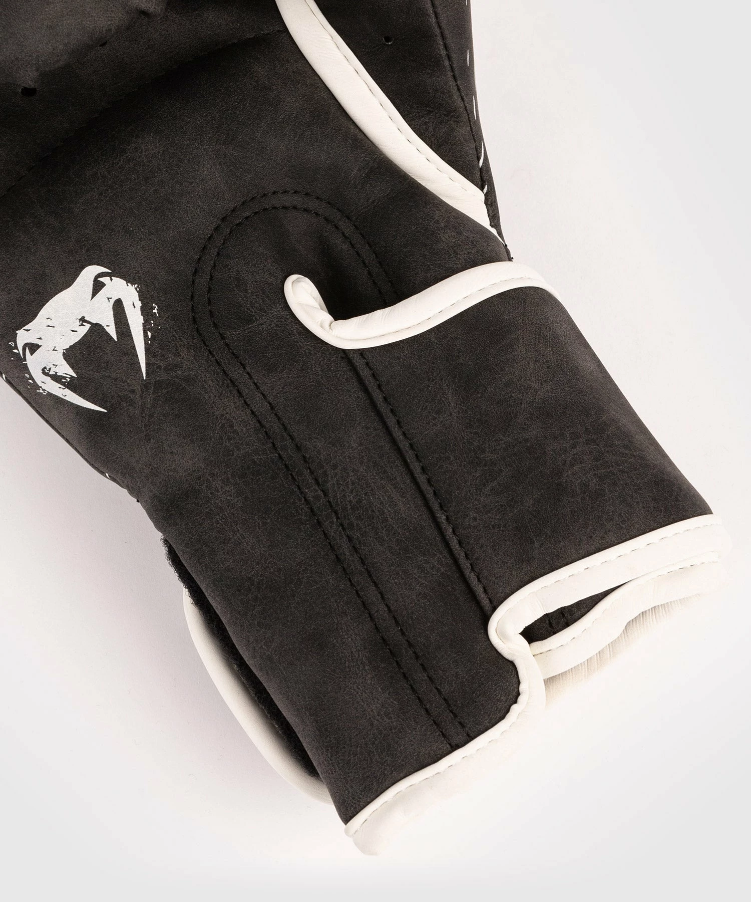 VENUM GLDTR 4.0 BOXING GLOVES - Image 6