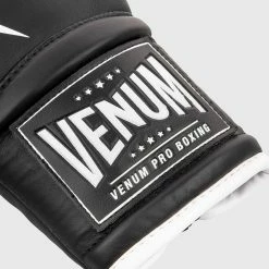 Venum Giant 2.0 Pro Boxing Gloves - With Laces - Black/White -Cheap Boxing Store IMG 7937 copie 2f904bff 7200 4d4b a102 315a41c44cf9