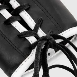 Venum Giant 2.0 Pro Boxing Gloves - With Laces - Black/White -Cheap Boxing Store IMG 7938 copie 0ec2c6c6 e8d6 4100 9135 4fb330dcaa96