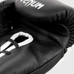Venum Giant 2.0 Pro Boxing Gloves - With Laces - Black/White -Cheap Boxing Store IMG 7939 copie d62aed47 29ef 4353 8610 0cb7f57349ef