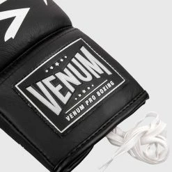 Venum Hammer Pro Boxing Gloves - With Laces - Black/White -Cheap Boxing Store IMG 8377 copie 8ae00ae2 3b69 49c1 9aa8 d5c740586d4b
