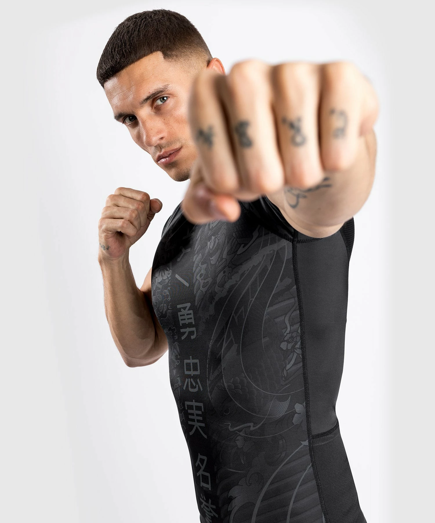 Venum YKZ21 Rashguard - Short Sleeves - Black/Black 11 Venum YKZ21 Rashguard - Short Sleeves - Black/Black - Image 9